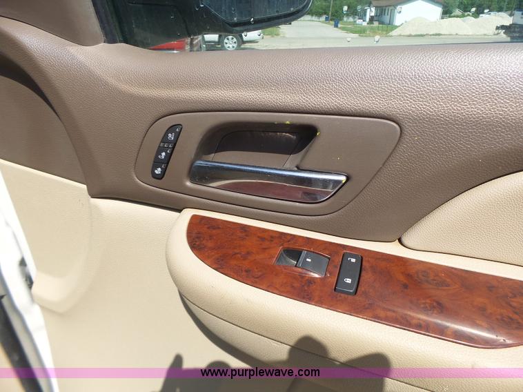 image for item L6116 2009 Chevrolet Avalanche Crew Cab pickup truck