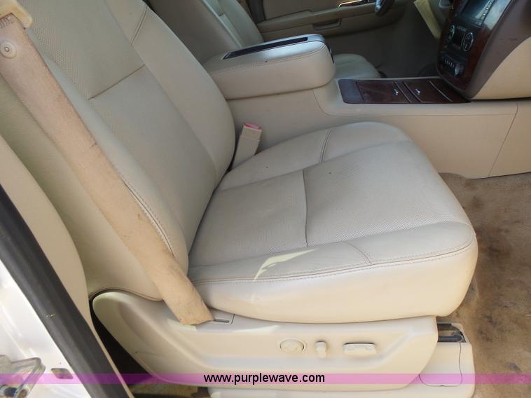 image for item L6116 2009 Chevrolet Avalanche Crew Cab pickup truck