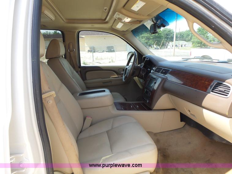 image for item L6116 2009 Chevrolet Avalanche Crew Cab pickup truck