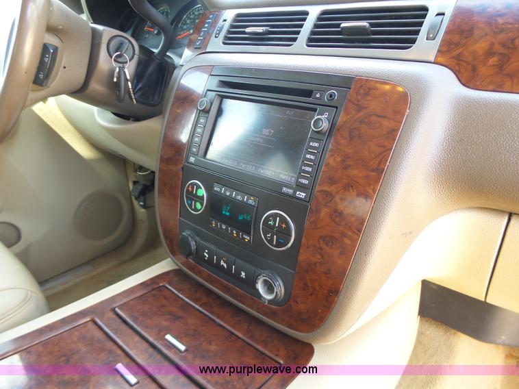 image for item L6116 2009 Chevrolet Avalanche Crew Cab pickup truck