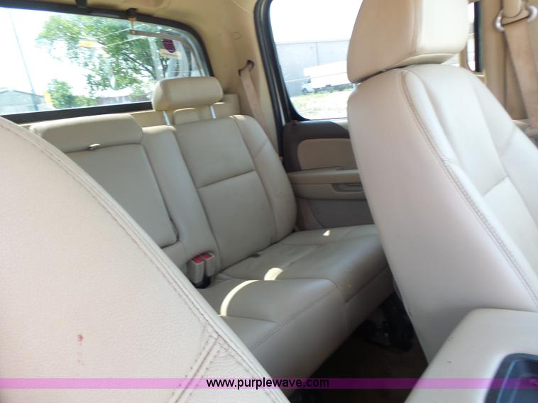 image for item L6116 2009 Chevrolet Avalanche Crew Cab pickup truck