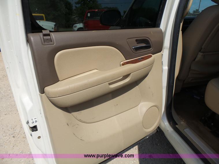 image for item L6116 2009 Chevrolet Avalanche Crew Cab pickup truck