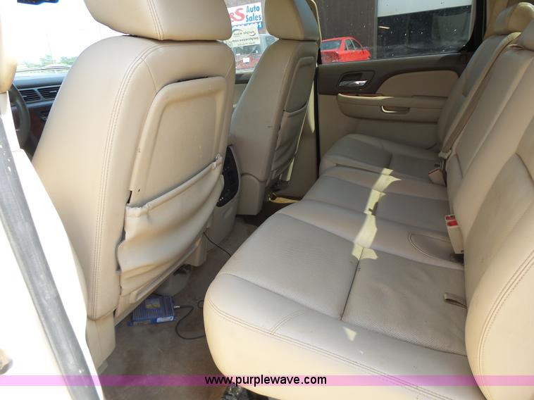 image for item L6116 2009 Chevrolet Avalanche Crew Cab pickup truck