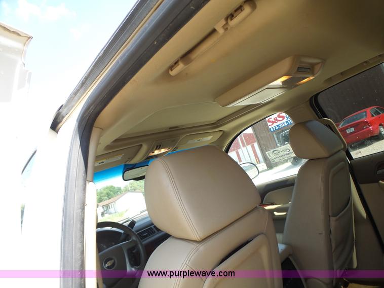 image for item L6116 2009 Chevrolet Avalanche Crew Cab pickup truck