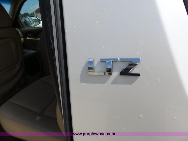 image for item L6116 2009 Chevrolet Avalanche Crew Cab pickup truck