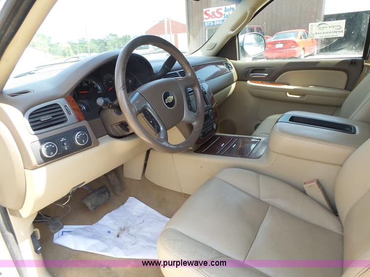 image for item L6116 2009 Chevrolet Avalanche Crew Cab pickup truck