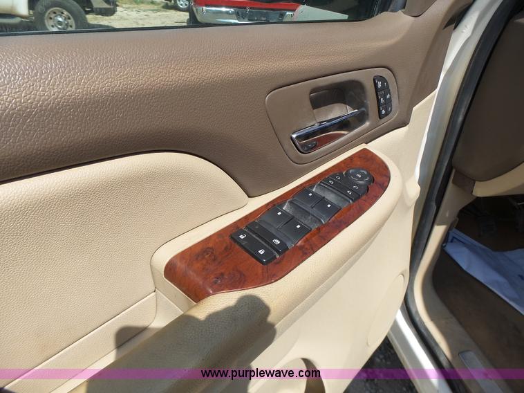 image for item L6116 2009 Chevrolet Avalanche Crew Cab pickup truck