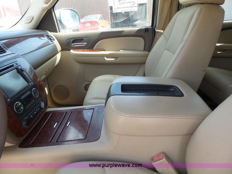 image for item L6116 2009 Chevrolet Avalanche Crew Cab pickup truck