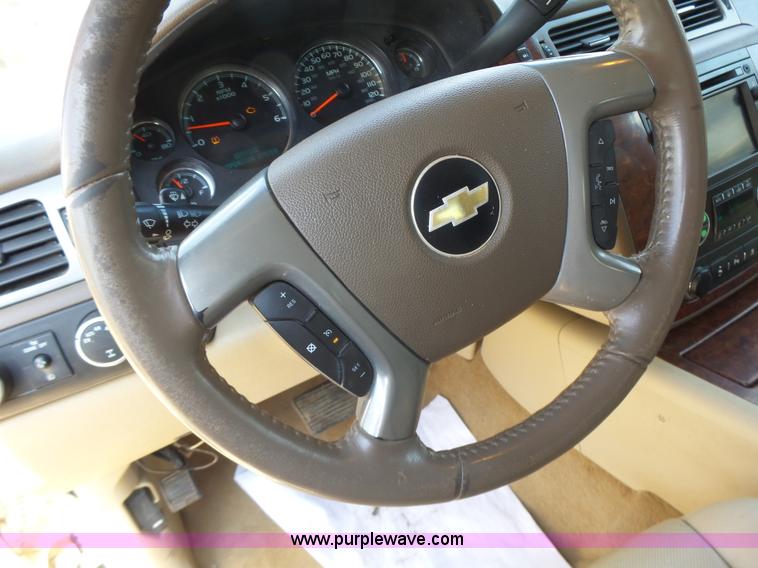 image for item L6116 2009 Chevrolet Avalanche Crew Cab pickup truck