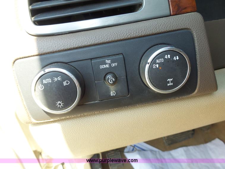 image for item L6116 2009 Chevrolet Avalanche Crew Cab pickup truck