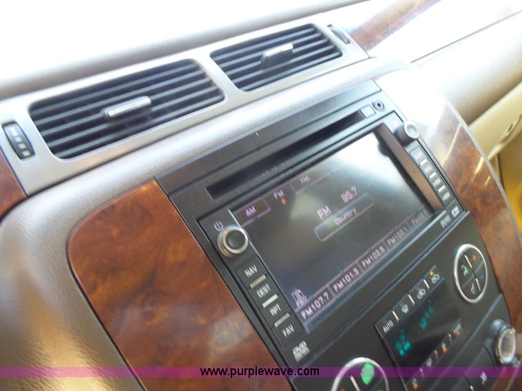 image for item L6116 2009 Chevrolet Avalanche Crew Cab pickup truck