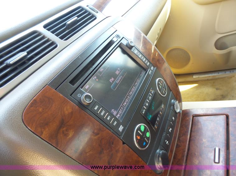 image for item L6116 2009 Chevrolet Avalanche Crew Cab pickup truck