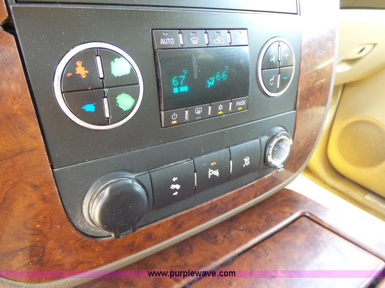 image for item L6116 2009 Chevrolet Avalanche Crew Cab pickup truck