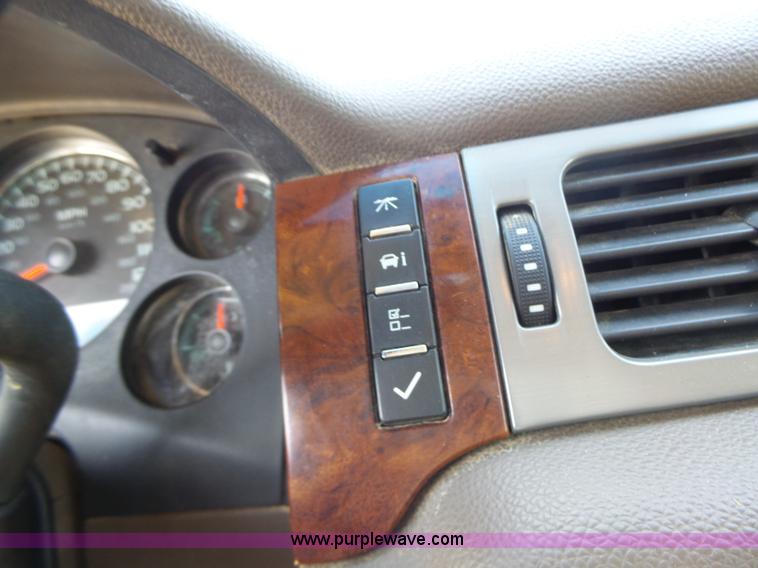 image for item L6116 2009 Chevrolet Avalanche Crew Cab pickup truck