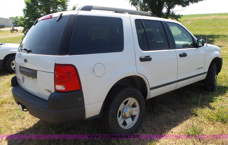 image for item L6128 2005 Ford Explorer SUV