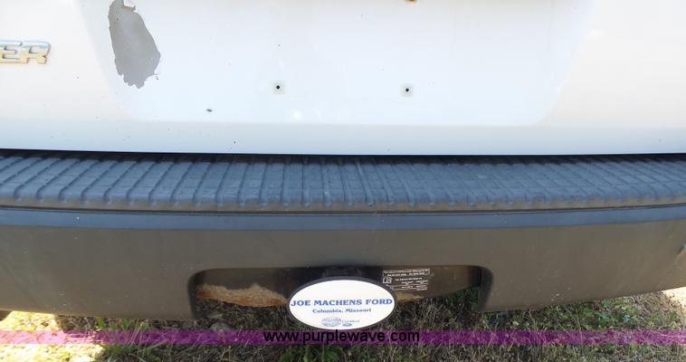 image for item L6128 2005 Ford Explorer SUV