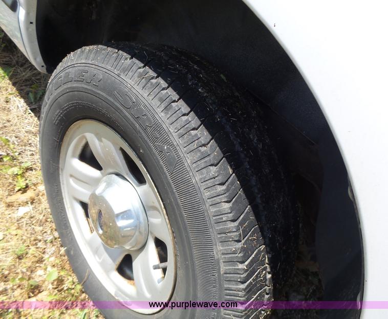 image for item L6128 2005 Ford Explorer SUV