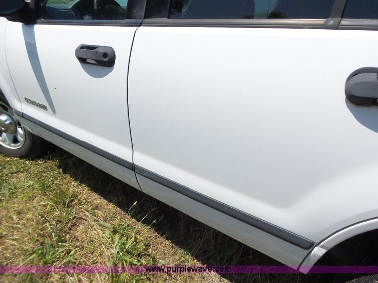 image for item L6128 2005 Ford Explorer SUV
