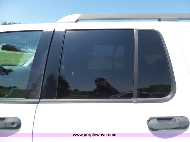 image for item L6128 2005 Ford Explorer SUV