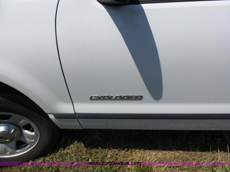 image for item L6128 2005 Ford Explorer SUV