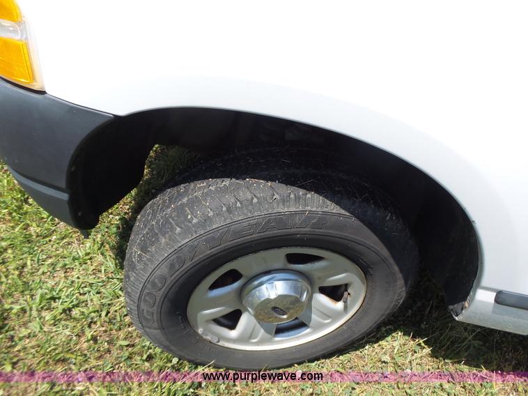 image for item L6128 2005 Ford Explorer SUV