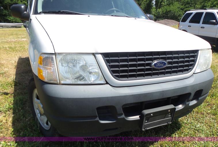 image for item L6128 2005 Ford Explorer SUV