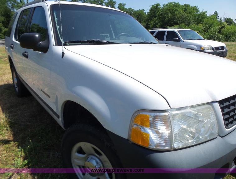 image for item L6128 2005 Ford Explorer SUV