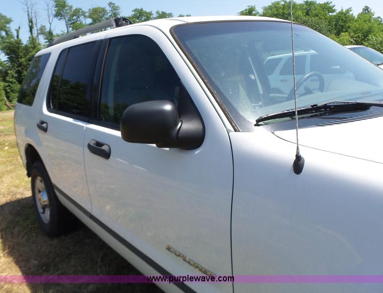 image for item L6128 2005 Ford Explorer SUV
