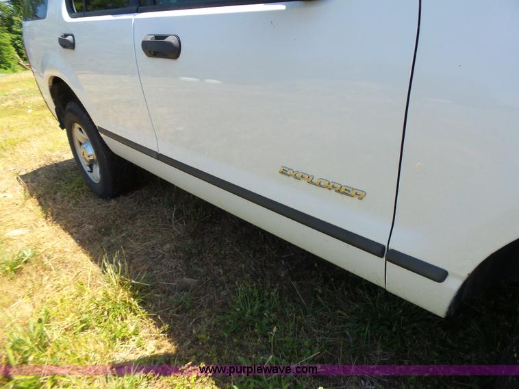 image for item L6128 2005 Ford Explorer SUV