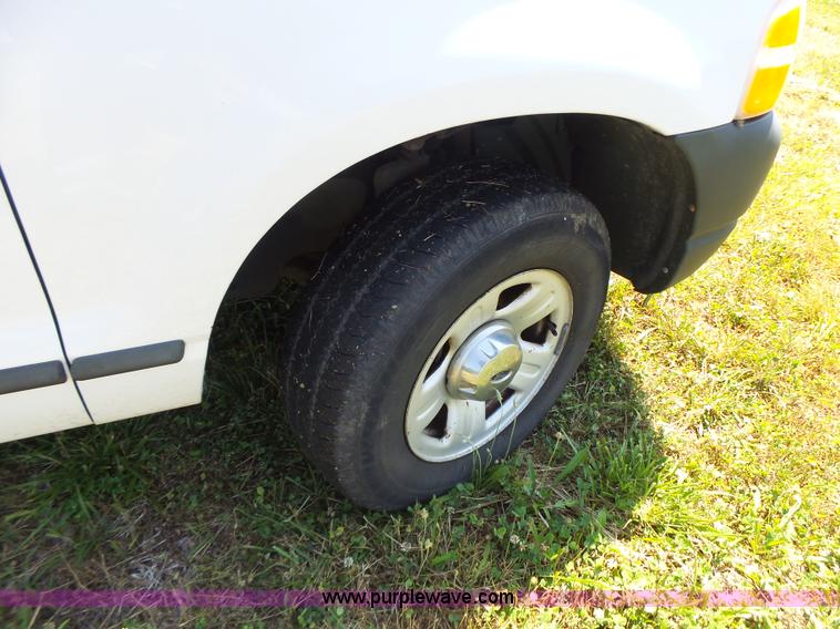 image for item L6128 2005 Ford Explorer SUV