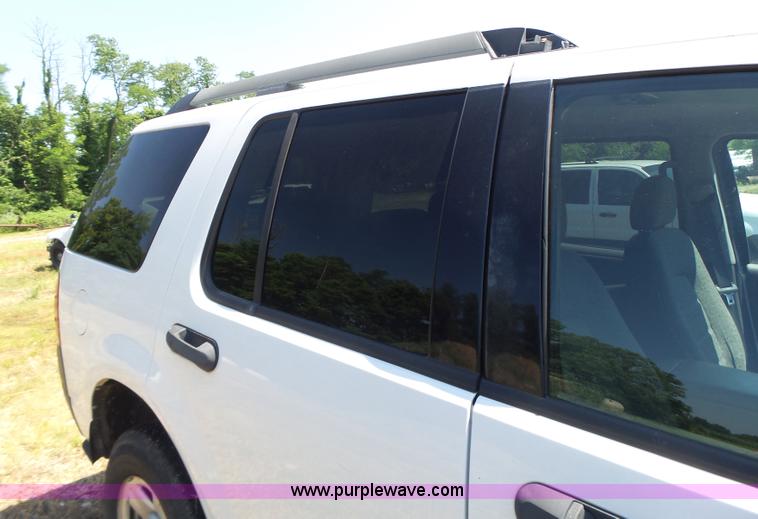 image for item L6128 2005 Ford Explorer SUV