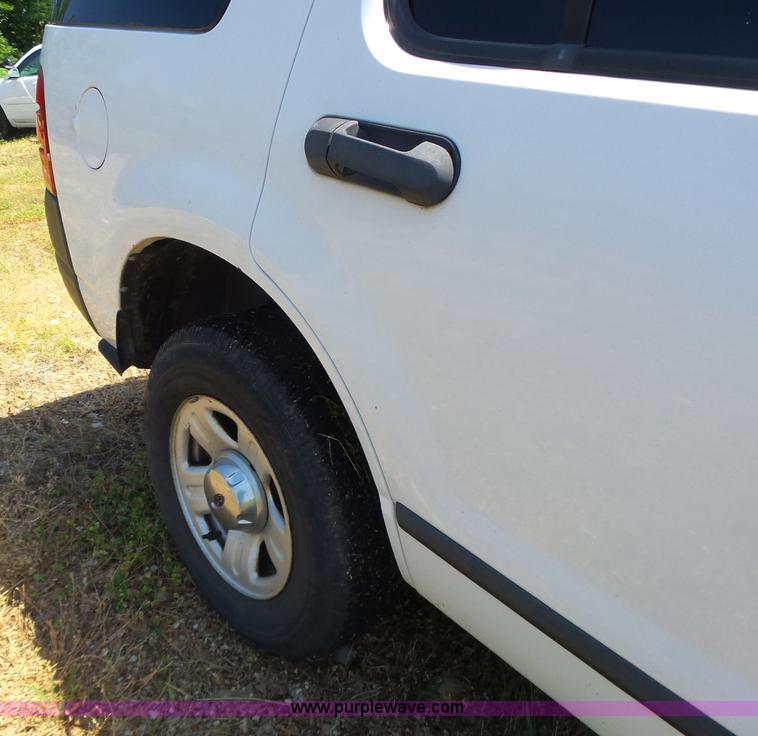 image for item L6128 2005 Ford Explorer SUV