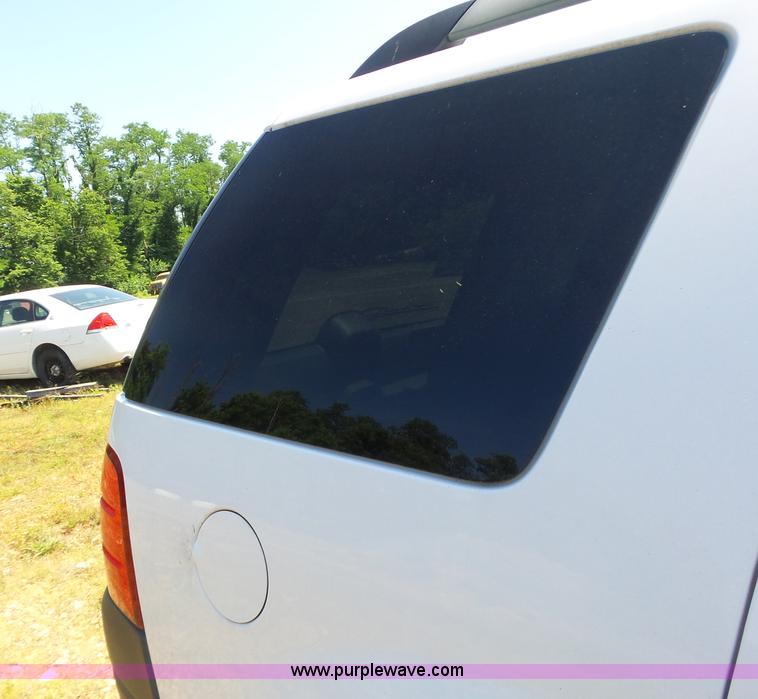 image for item L6128 2005 Ford Explorer SUV