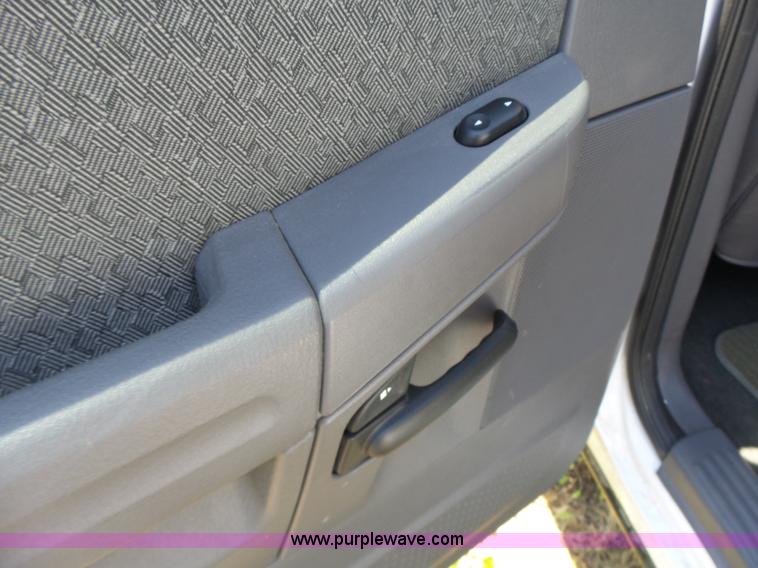 image for item L6128 2005 Ford Explorer SUV