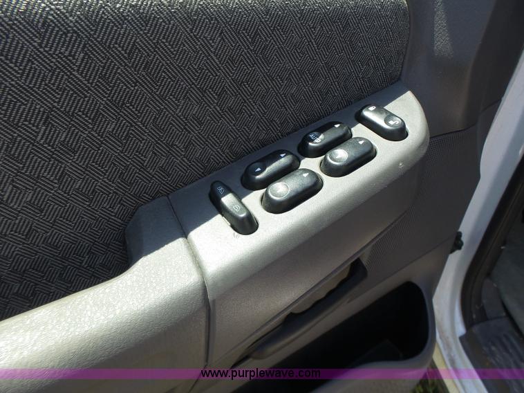 image for item L6128 2005 Ford Explorer SUV