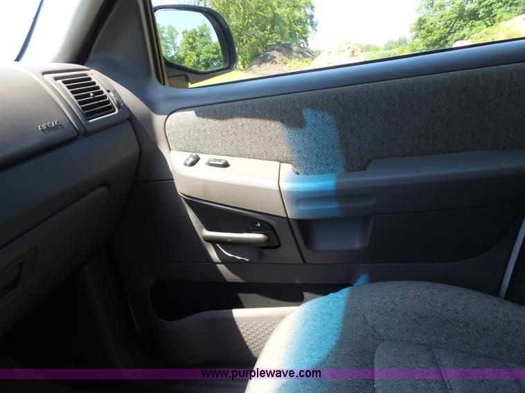 image for item L6128 2005 Ford Explorer SUV