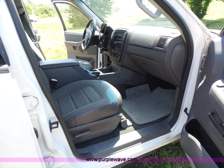 image for item L6128 2005 Ford Explorer SUV