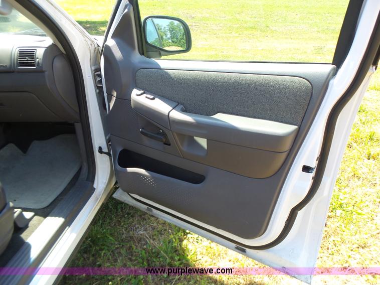 image for item L6128 2005 Ford Explorer SUV