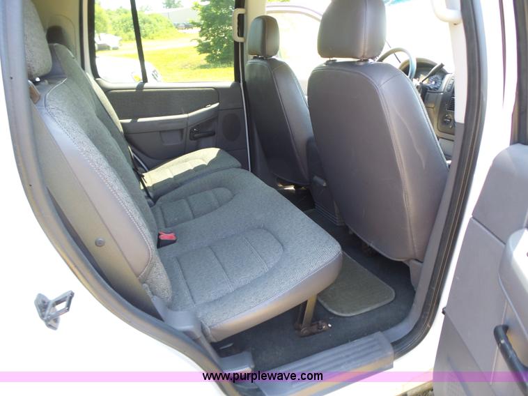 image for item L6128 2005 Ford Explorer SUV