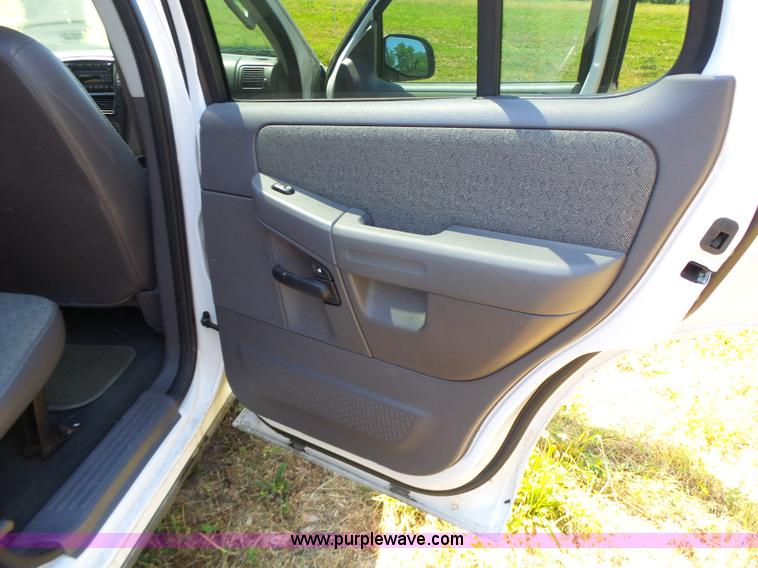 image for item L6128 2005 Ford Explorer SUV