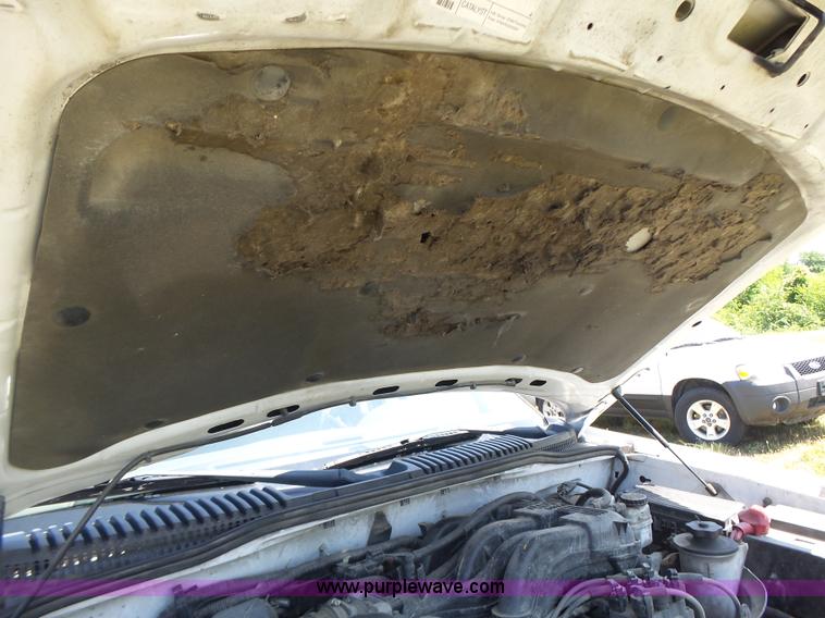 image for item L6128 2005 Ford Explorer SUV