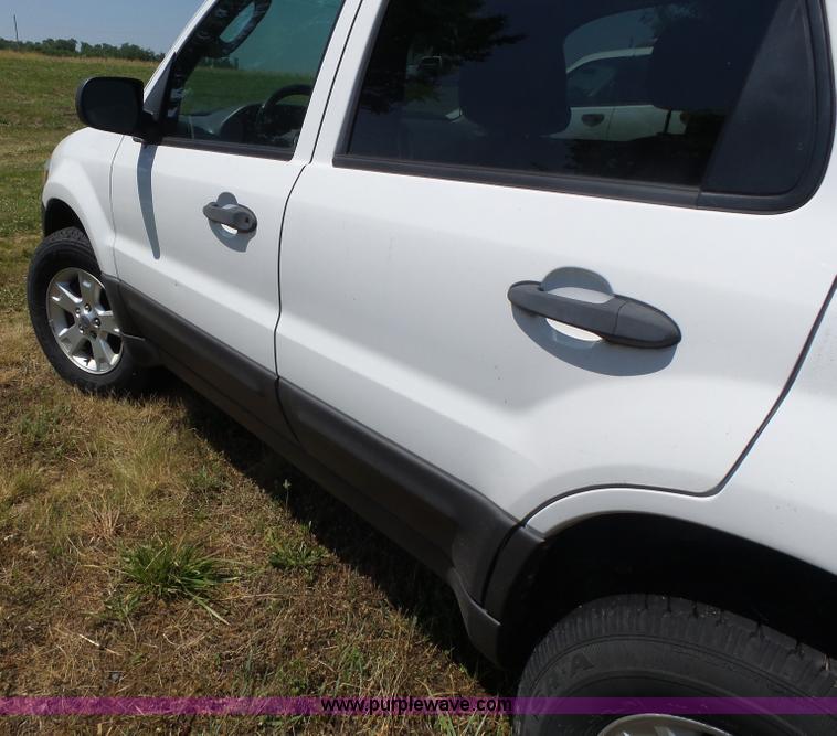image for item L6129 2006 Ford Escape SUV