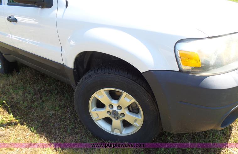 image for item L6129 2006 Ford Escape SUV