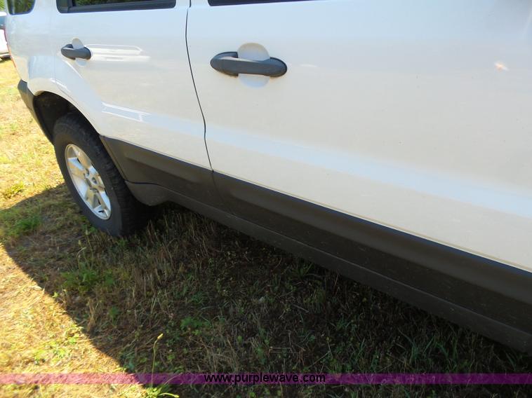 image for item L6129 2006 Ford Escape SUV