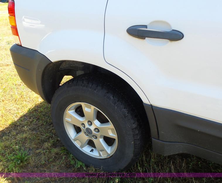 image for item L6129 2006 Ford Escape SUV
