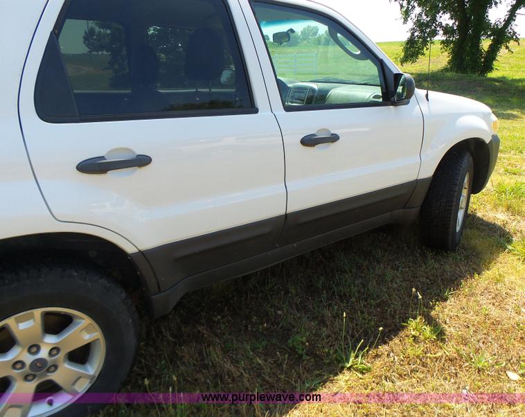 image for item L6129 2006 Ford Escape SUV