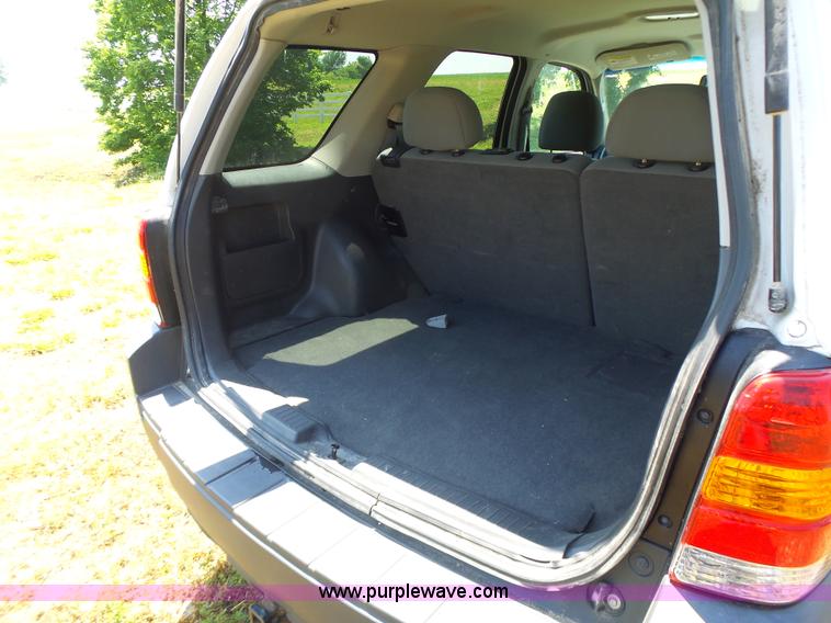 image for item L6129 2006 Ford Escape SUV