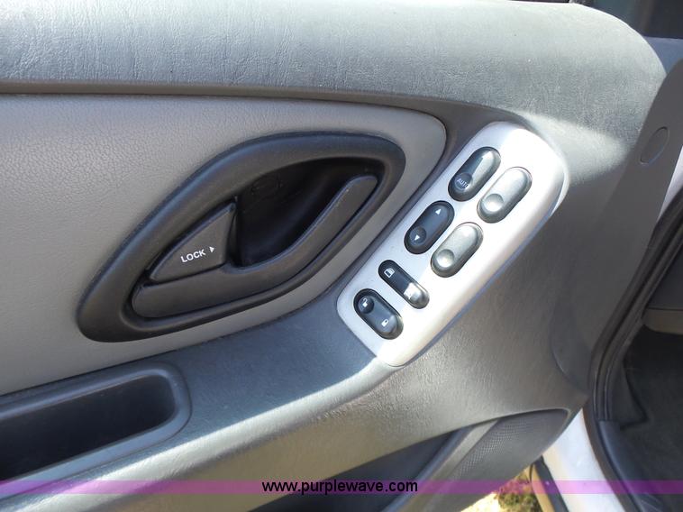 image for item L6129 2006 Ford Escape SUV