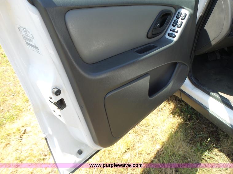 image for item L6129 2006 Ford Escape SUV