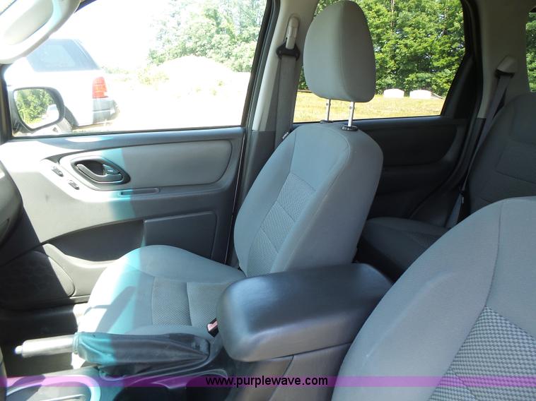 image for item L6129 2006 Ford Escape SUV